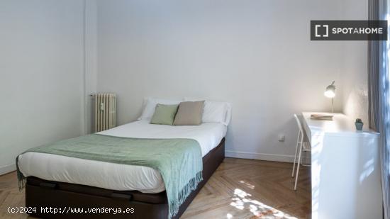 Amplia habitación con llave independiente en un apartamento de 13 habitaciones, Justicia - MADRID