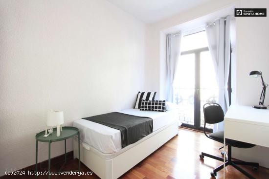  Habitación decorada con escritorio en un apartamento de 12 habitaciones, Salamanca - MADRID 