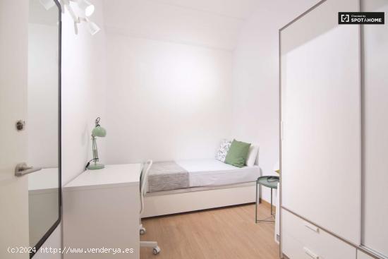  Habitación acogedora con armario independiente en un apartamento de 10 habitaciones, Moncloa - MADR 