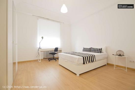  Acogedora habitación con calefacción en un apartamento de 10 habitaciones, Moncloa - MADRID 