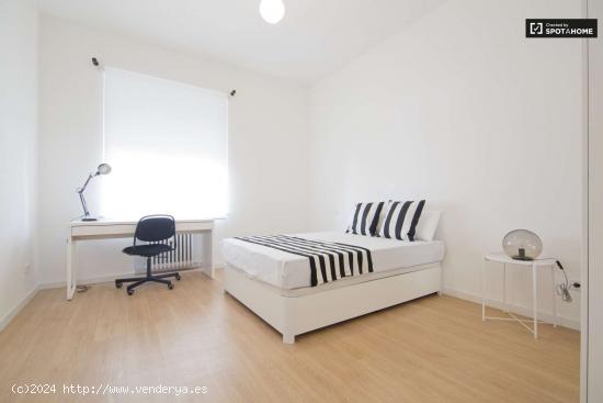  Habitación grande con calefacción en un apartamento de 10 habitaciones, Moncloa - MADRID 