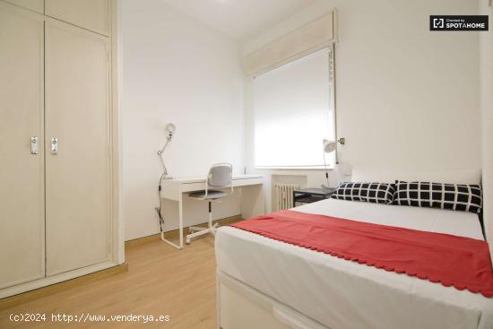  Bonita habitación con escritorio en un apartamento de 10 habitaciones, Moncloa - MADRID 