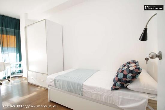  Habitación luminosa con cama individual y balcón en alquiler en Zona Universitaria - BARCELONA 