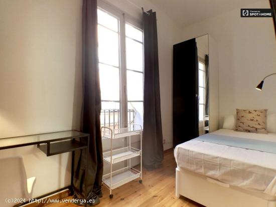 Elegante habitación con cama individual y balcón en alquiler en Gràcia - BARCELONA