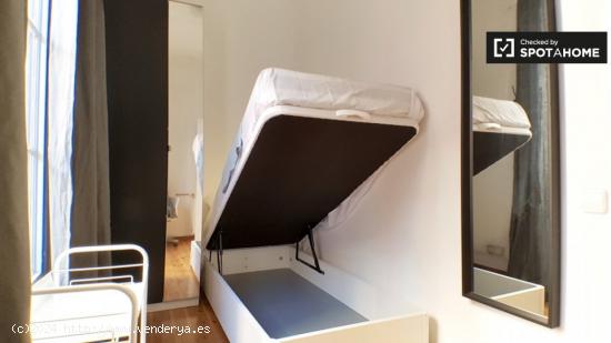Elegante habitación con cama individual y balcón en alquiler en Gràcia - BARCELONA
