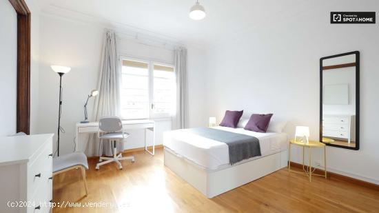  Se alquila habitación luminosa en apartamento de 7 dormitorios en L'Esquerra de l'Eixample - BARCEL 