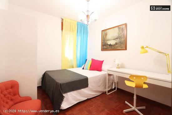  Amplia habitación con cama doble en alquiler en Príncipe Pío - MADRID 