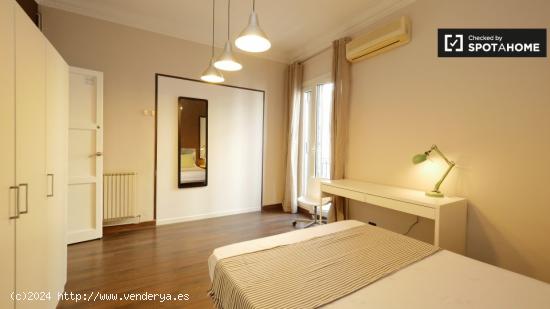 Elegante habitación con cama doble y balcón en alquiler en Gràcia - BARCELONA