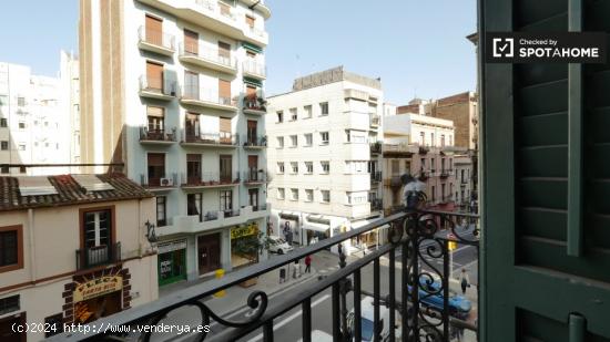 Elegante habitación con cama doble y balcón en alquiler en Gràcia - BARCELONA