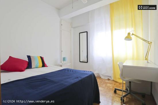  Habitación luminosa en apartamento de 7 dormitorios cerca de Plaza Castilla - MADRID 