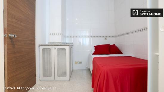 Habitación luminosa en apartamento de 7 dormitorios cerca de Plaza Castilla - MADRID