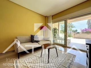 Apartamento en planta baja con acceso directo al  jardín y piscina , en la Playa del Arenal, Javea.