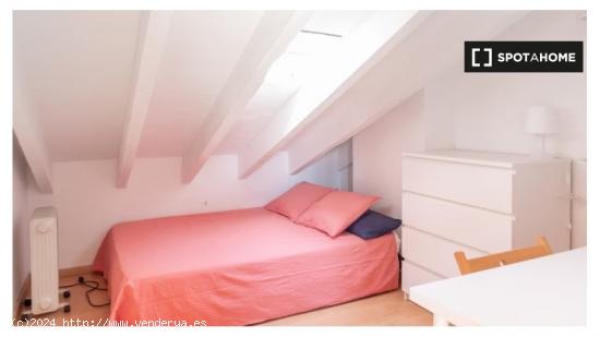 Habitación amueblada con llave independiente en apartamento de 4 dormitorios, Sol - MADRID