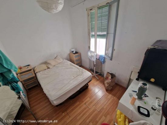  Se alquila habitación en piso de 7 habitaciones en Argüelles, Madrid - MADRID 