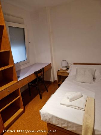  Alquiler de habitaciones en piso de 4 dormitorios en La Guineueta - BARCELONA 