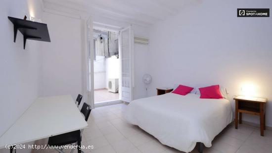  Se alquila habitación ordenada en un apartamento de 5 dormitorios cerca de La Rambla, Barcelona - B 