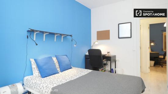 Amplia habitación en apartamento de 5 dormitorios, Sant Martí - BARCELONA