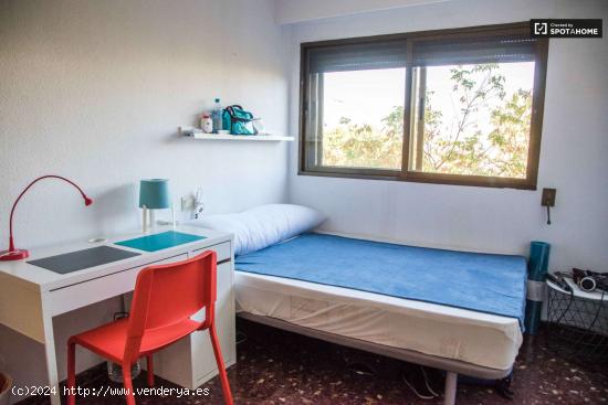  Se alquila habitación en apartamento de 6 dormitorios en Algirós, Valencia - VALENCIA 