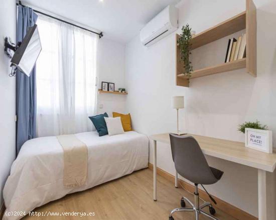  Se alquila habitación en apartamento de 3 dormitorios en Madrid - MADRID 