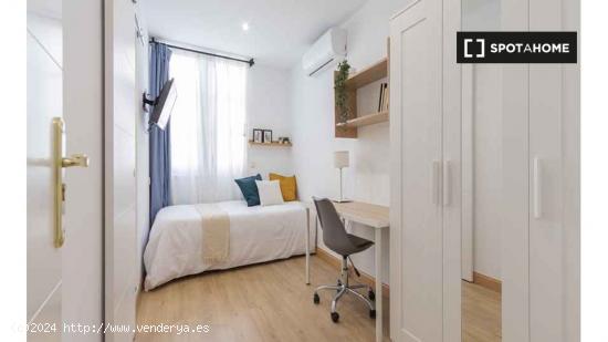 Se alquila habitación en apartamento de 3 dormitorios en Madrid - MADRID