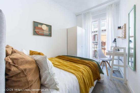 Se alquila habitación en piso de 8 habitaciones en Madrid - MADRID