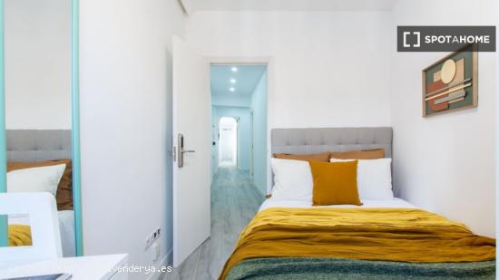 Se alquila habitación en piso de 8 habitaciones en Madrid - MADRID