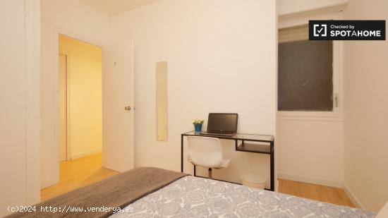 Habitación con cama doble en alquiler en un apartamento de 5 dormitorios en Poblenou - BARCELONA