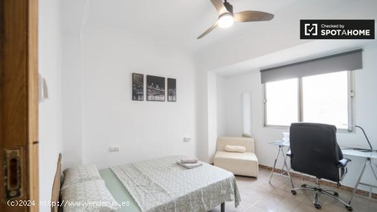 Se alquila habitación en piso de 6 habitaciones en Nou Moles, Valencia - VALENCIA