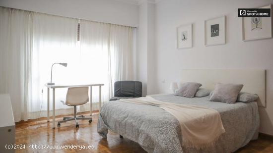  Habitación luminosa en alquiler en apartamento de 10 habitaciones, Tetuán. - MADRID 