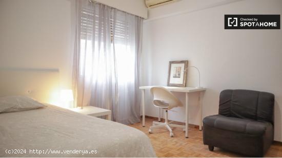 Habitación luminosa en alquiler en apartamento de 10 habitaciones, Tetuán. - MADRID