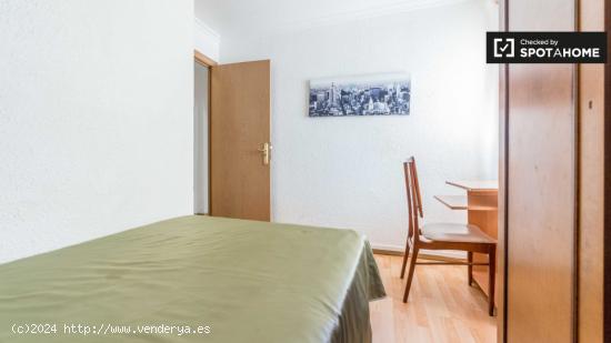 Habitación exterior con parejas permitidas en un apartamento de 3 dormitorios, Campanar - VALENCIA
