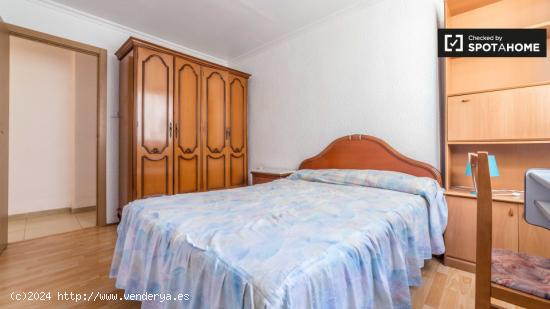 Gran habitación con armario independiente en el apartamento de 3 dormitorios, Campanar - VALENCIA
