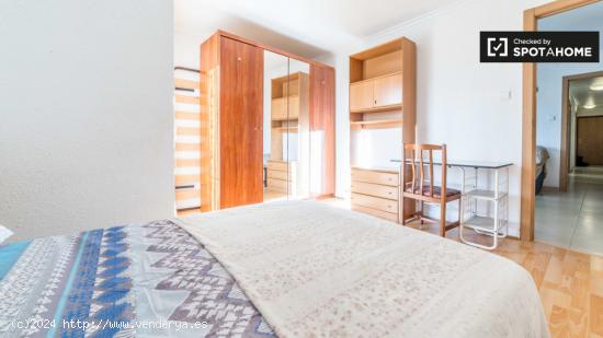Habitación luminosa en apartamento de 3 dormitorios con A / C, Campanar - VALENCIA