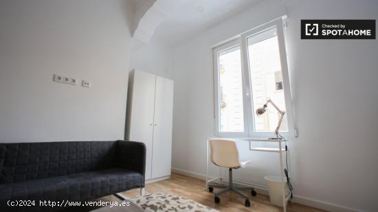 Habitación luminosa en alquiler en un apartamento de 5 dormitorios en Camins al Grau - VALENCIA