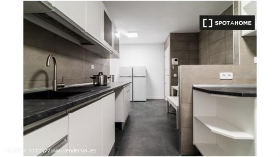 Alquiler de habitaciones en apartamento de 6 dormitorios en Pacífico, Madrid - MADRID
