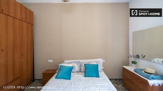 Se alquila habitación en piso de 4 habitaciones en Trinitat, Valencia - VALENCIA