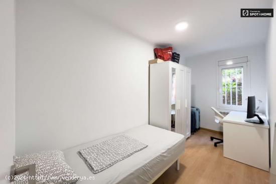  Se alquila habitación en apartamento de 3 dormitorios en Barcelona - BARCELONA 