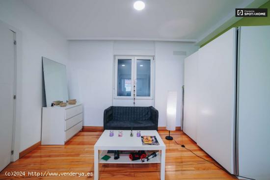  Amplia habitación en alquiler en apartamento de 7 habitaciones en Prosperidad, Madrid. - MADRID 
