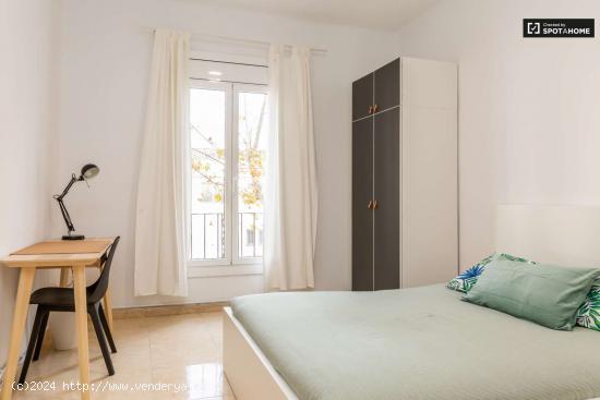  Amplia habitación en alquiler en apartamento de 5 dormitorios ideal para estudiantes en Poblenou -  