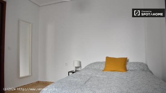 Se alquila habitación en piso de 8 dormitorios en L'Amistat, Valencia - VALENCIA