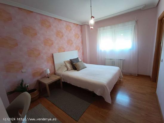  Se alquilan habitaciones en casa de 5 dormitorios en Sevilla La Nueva - MADRID 