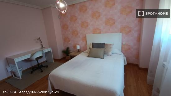 Se alquilan habitaciones en casa de 5 dormitorios en Sevilla La Nueva - MADRID