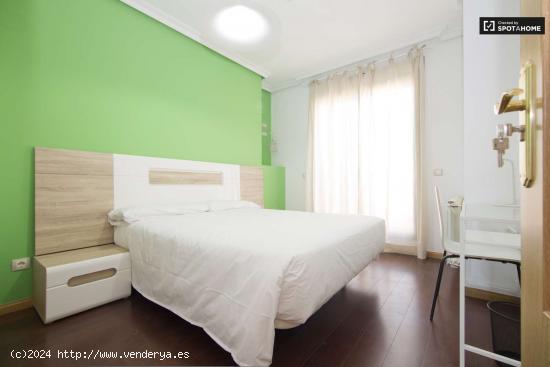  Habitación elegante con parejas permitidas en un apartamento de 5 dormitorios, Delicias - MADRID 