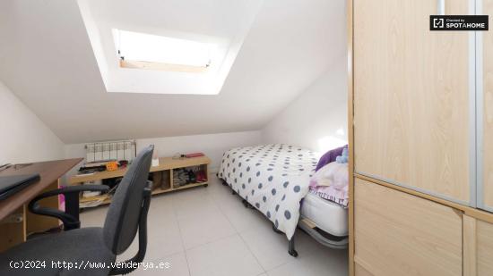  Dormitorio con ventana con patio interior en piso compartido, Villaviciosa de Odón - MADRID 
