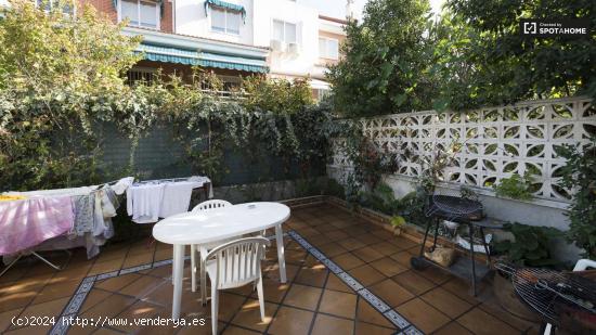  Dormitorio en piso compartido con tv, Villaviciosa de Odón - MADRID 