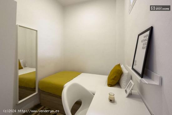  Se alquila habitación en piso de 4 habitaciones en el Raval - BARCELONA 