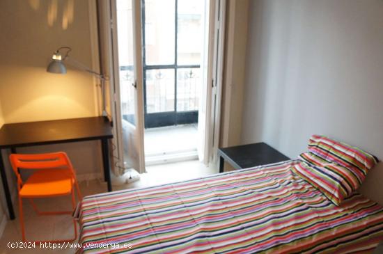  Se alquilan habitaciones en apartamento de 6 dormitorios en Madrid - MADRID 