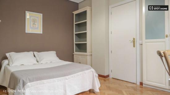  Alquiler de habitaciones en piso de 5 habitaciones en Castellana - MADRID 