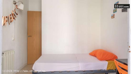 Se alquilan habitaciones en apartamento de 6 dormitorios en Madrid - MADRID 
