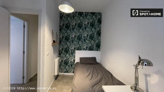 Se alquila habitación en piso de 6 habitaciones en Lavapies, Madrid - MADRID